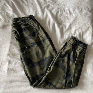Aritzia TNA Camo Joggers